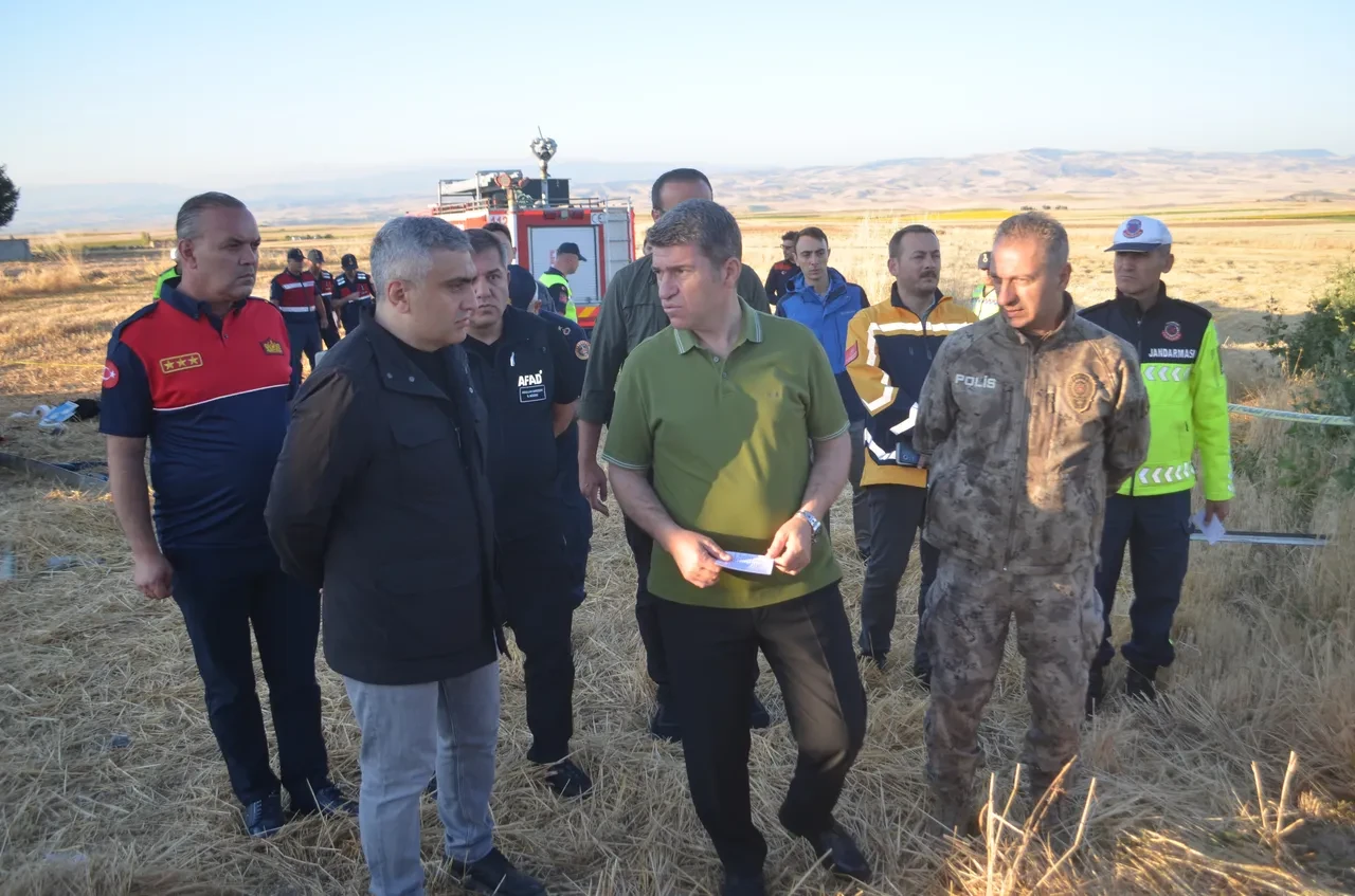 Çift katlı yolcu otobüsü devrildi: Çok sayıda yaralı var