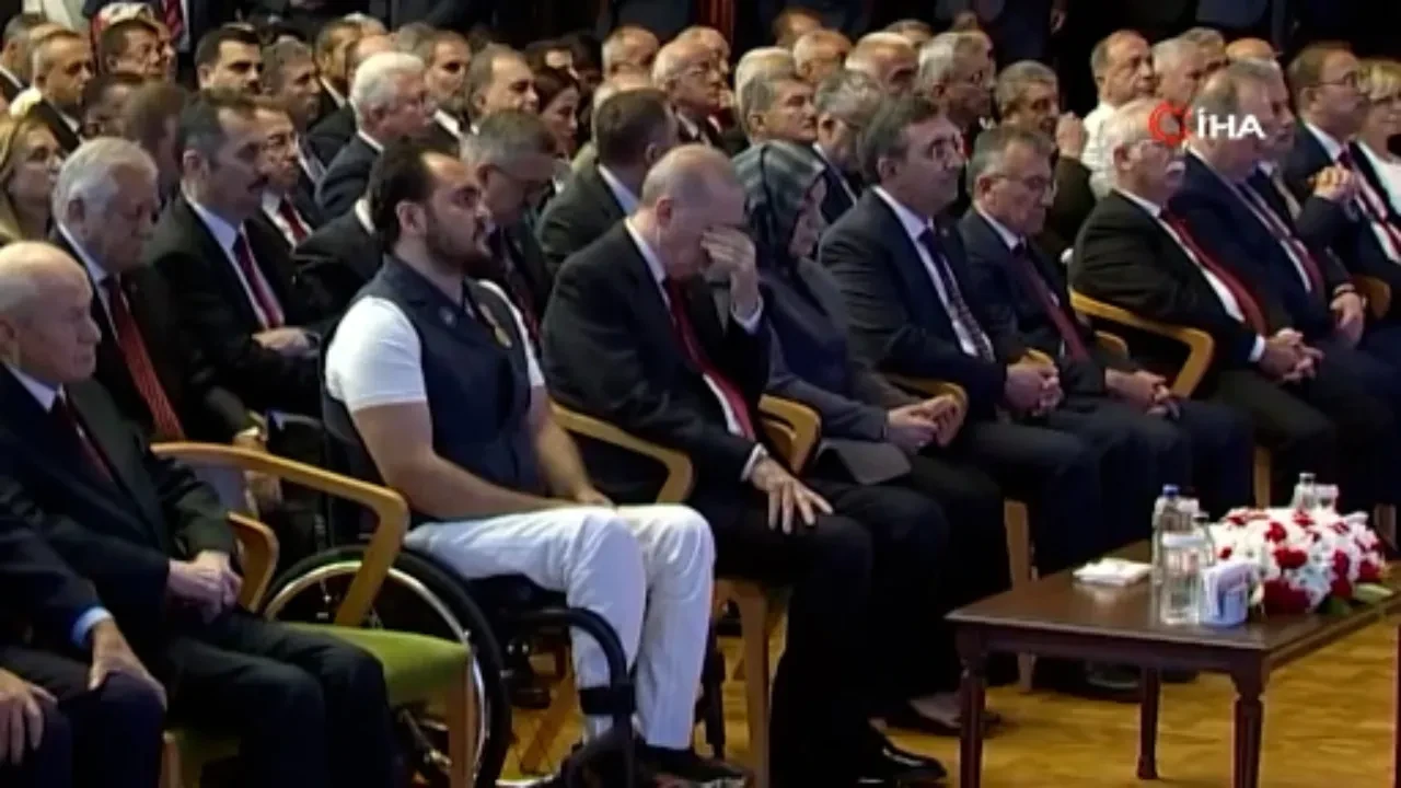 Cumhurbaşkanı Erdoğan'ın duygusal anları! 15 Temmuz anma programında kaydedildi