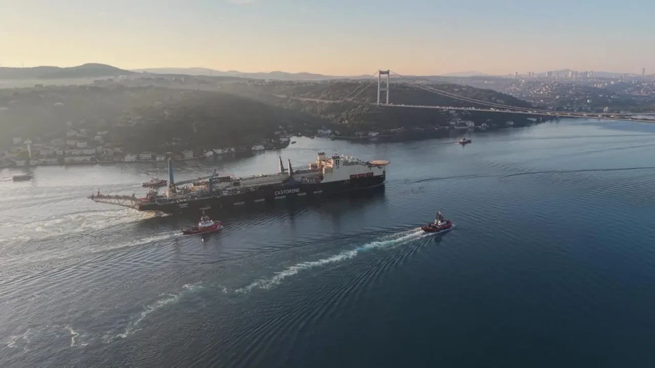 Dev gemi İstanbul Boğazı’ndan geçti