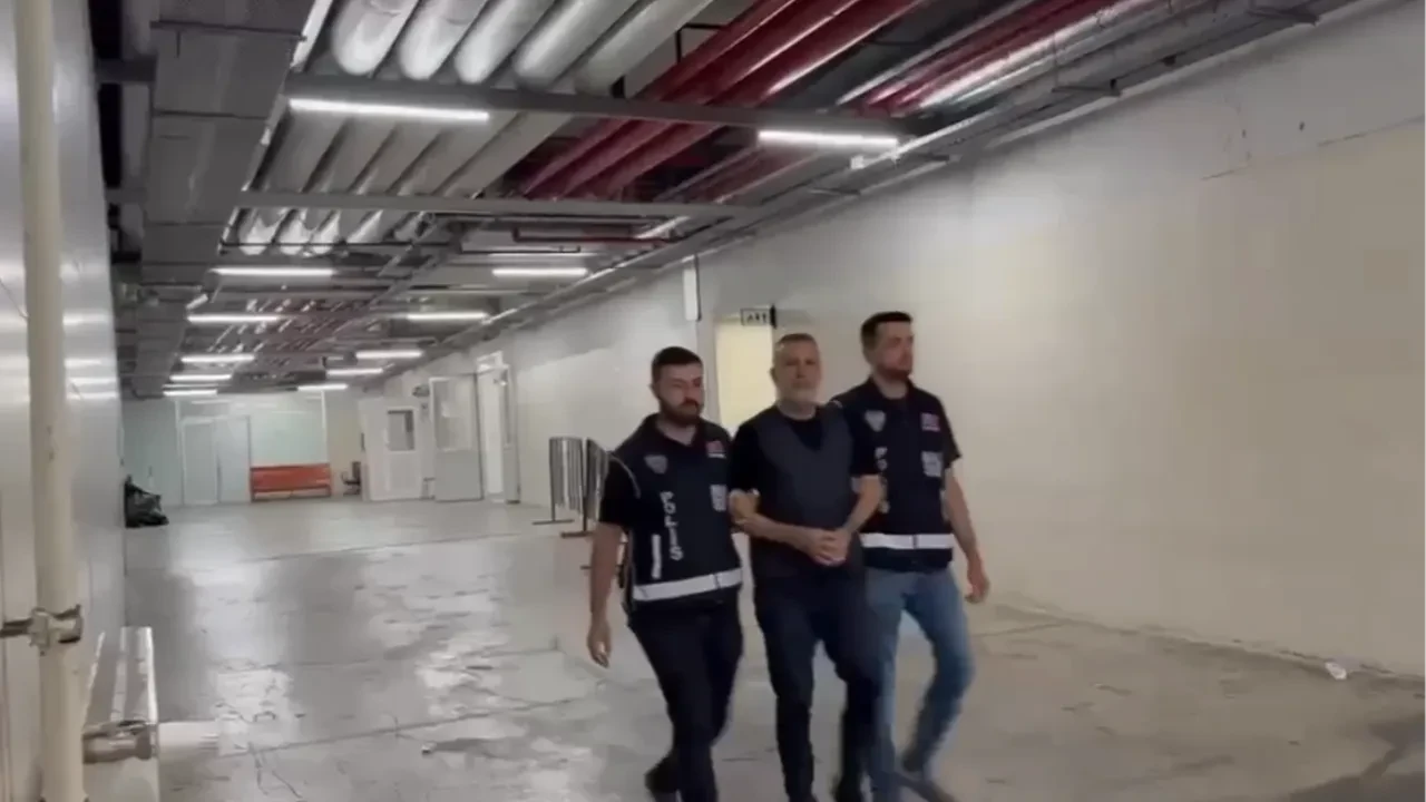 Haluk Levent’in elleri kelepçeli görüntüleri ortaya çıktı: Keyifli hali dikkat çekti