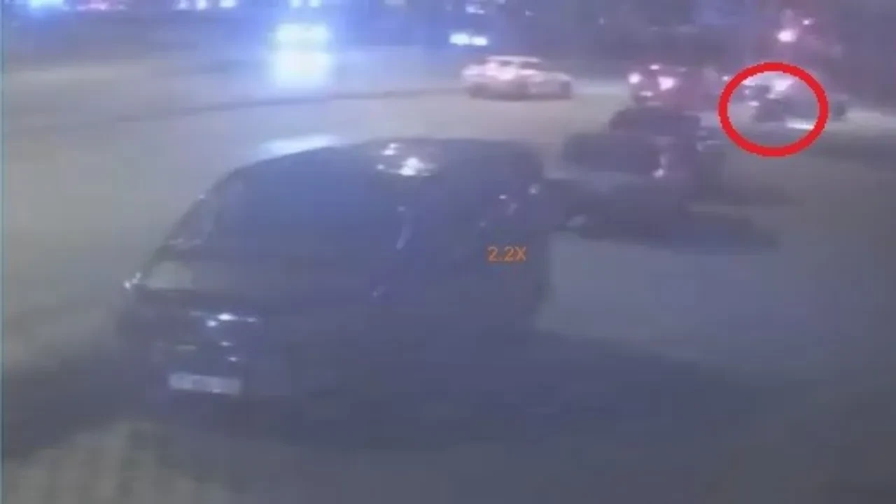 İkisi de kırmızı ışık ihlali yaptı, 5 kişi yaralandı: İhmalin getirdiği kaza kamerada
