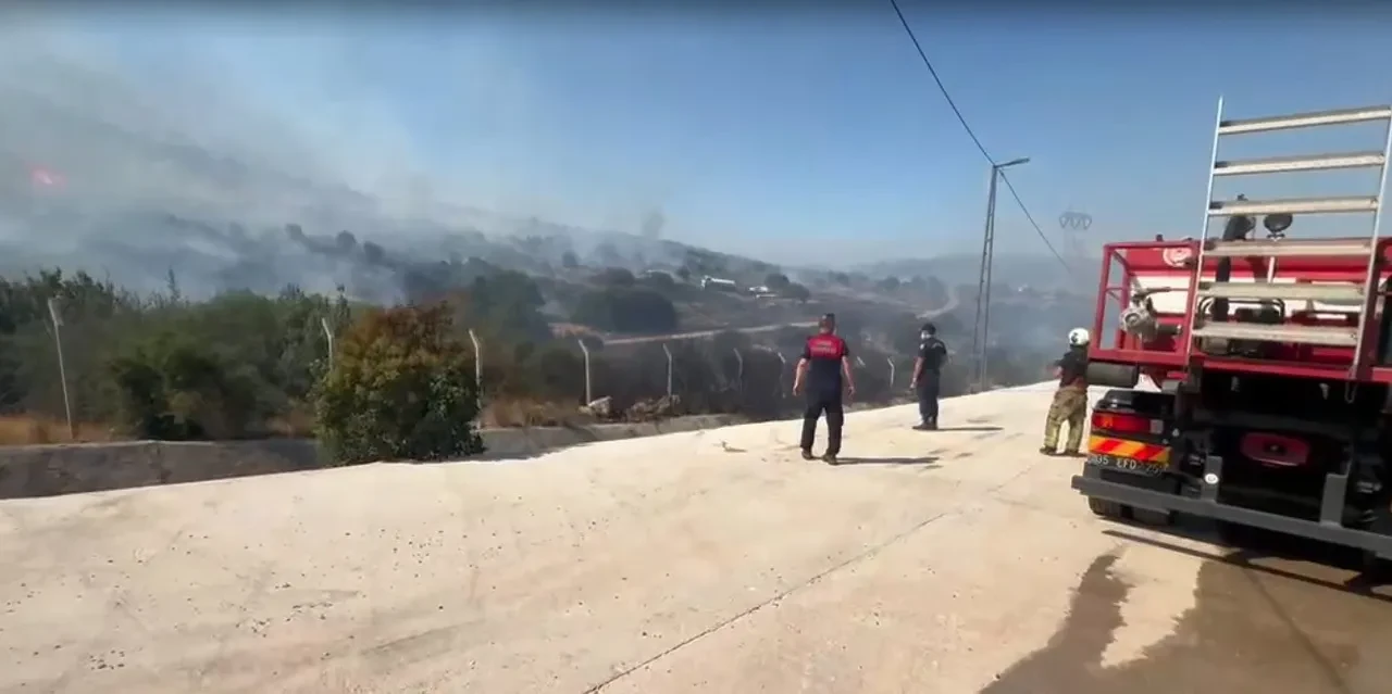İzmir’de 2 ayrı bölgede orman yangını! Sanayi sitesinde fabrikalar tahliye edildi