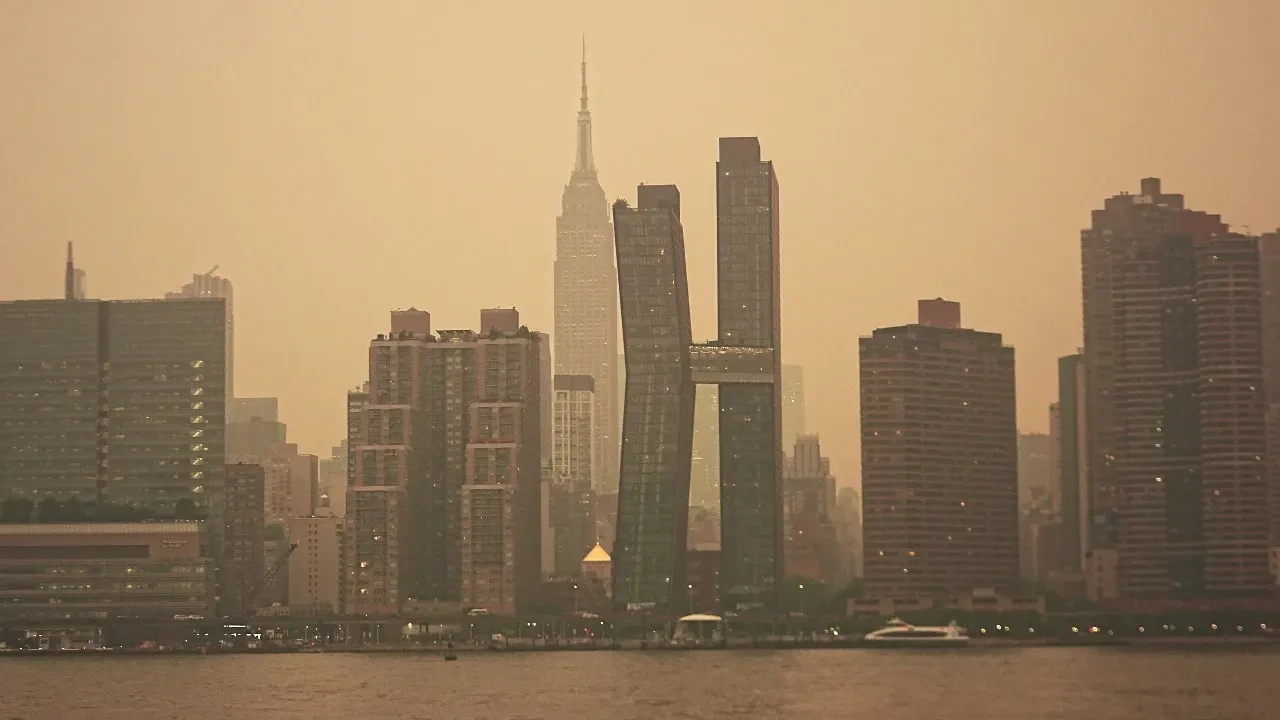 Kanada'daki orman yangınlarından yükselen duman, New York kentini sardı!