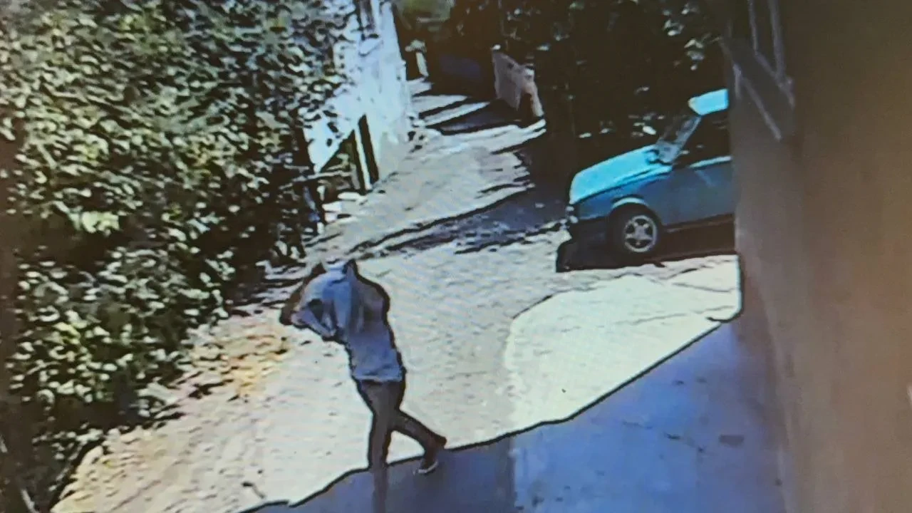 Polisin dur ihtarına uymadı: Sıkışınca aracı ve içindeki iki kadını bırakıp kaçtı