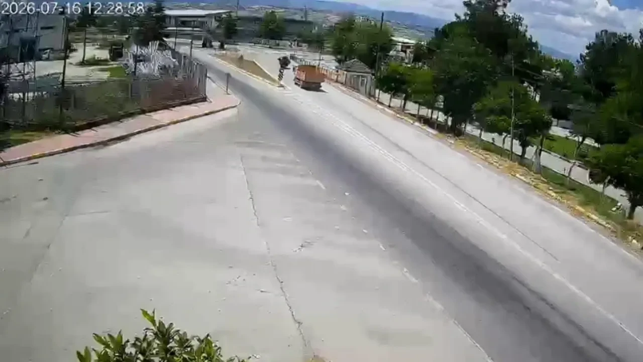Tokat'ta feci kaza: Karşı şeride geçti, elektrik direğine çarpıp takla attı!