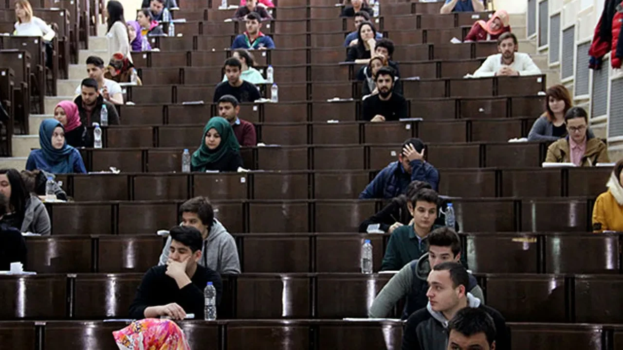 YÖK deprem bölgesindeki üniversitelere tanınan özel öğrencilik hakkını 1 yıl daha uzattı