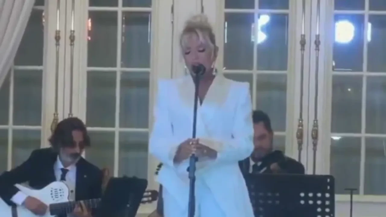 Ajda Pekkan'ın NATO zirvesindeki konserine dair fotoğraflar paylaşıldı! Emine Erdoğan'ın lider eşlerine düzenlediği özel davetin detayları