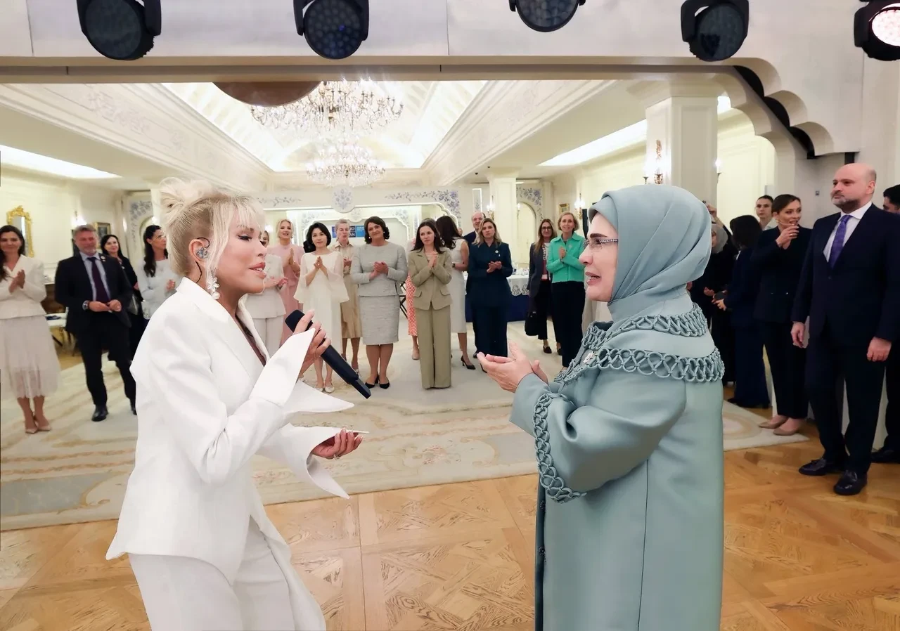 Ajda Pekkan'ın NATO zirvesindeki konserine dair fotoğraflar paylaşıldı! Emine Erdoğan'ın lider eşlerine düzenlediği özel davetin detayları