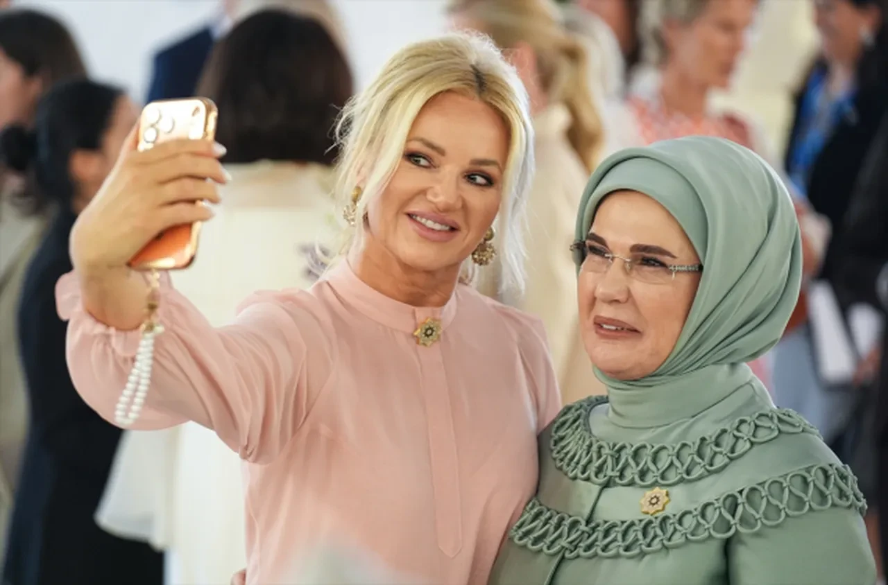 Ajda Pekkan'ın NATO zirvesindeki konserine dair fotoğraflar paylaşıldı! Emine Erdoğan'ın lider eşlerine düzenlediği özel davetin detayları