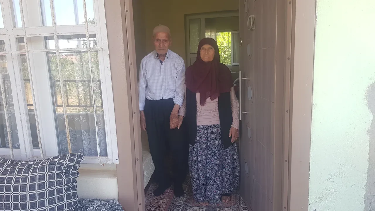 Biri 103, diğeri 100 yaşında! Sofradan eksik etmedikleri 3 besini açıkladılar 