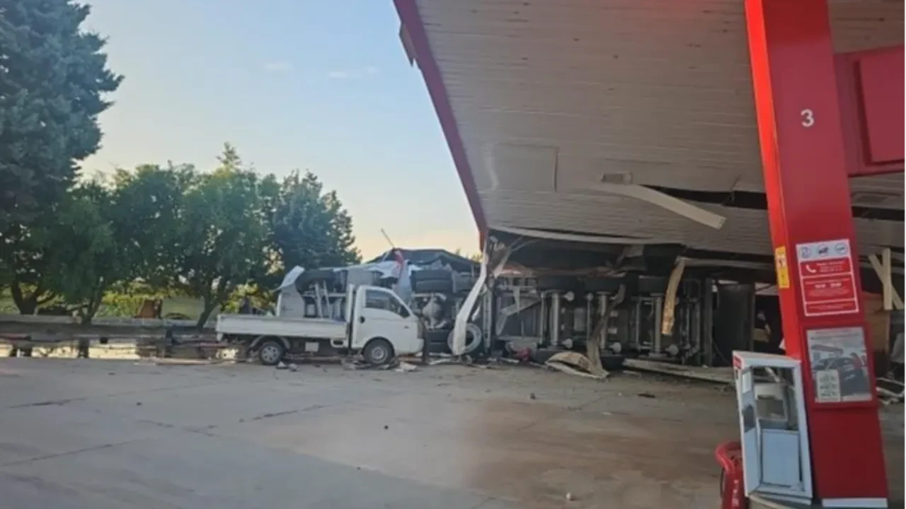 Bursa'da tır akaryakıt istasyonunun marketine daldı! Feci kazada 1 ölü