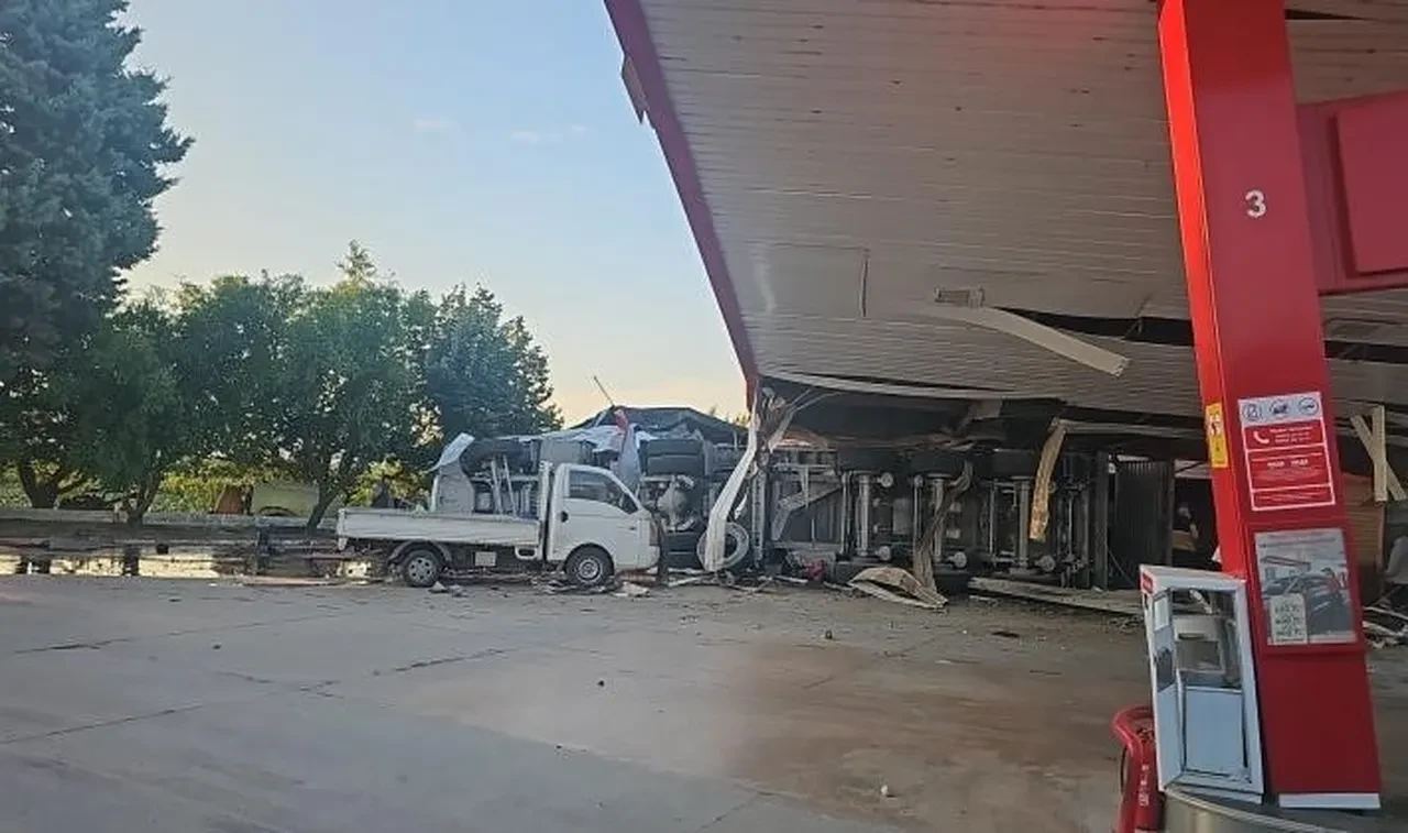 Bursa'da tır akaryakıt istasyonunun marketine daldı! Feci kazada 1 ölü