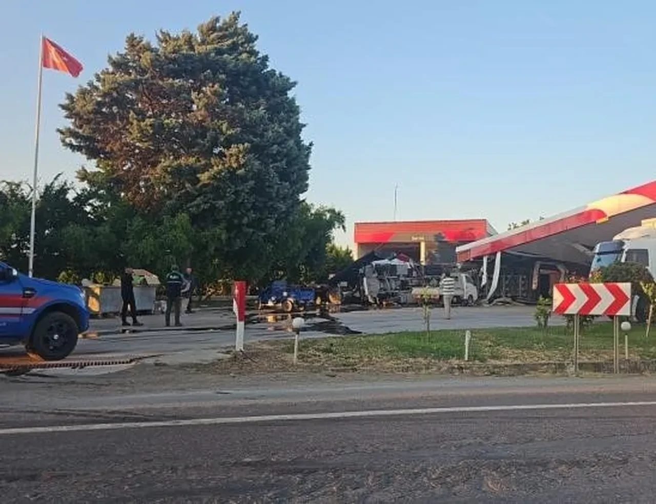 Bursa'da tır akaryakıt istasyonunun marketine daldı! Feci kazada 1 ölü