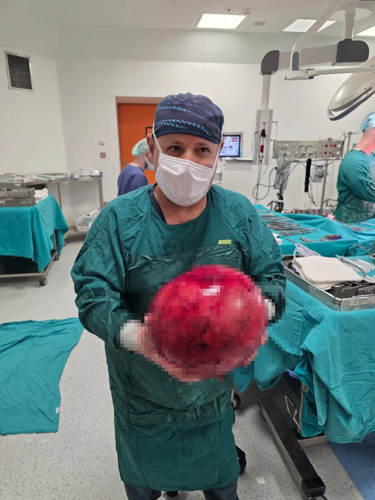 Doktorlar meslek hayatında ilk defa karşılaştı! Karnından çıkanlar şoke etti: Tam 6,5 kilo