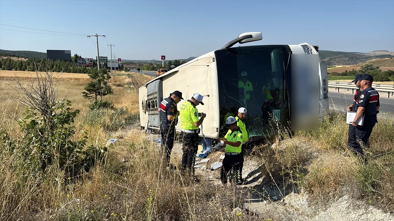 Eskişehir'de yolcu otobüsü şarampole devrildi! Çok sayıda yaralı var
