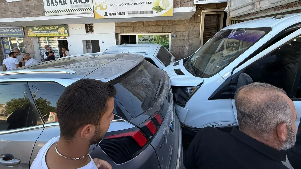 Freni boşalan kamyonet araçları önüne katarak ilerledi! Korku dolu anlar kamerada 