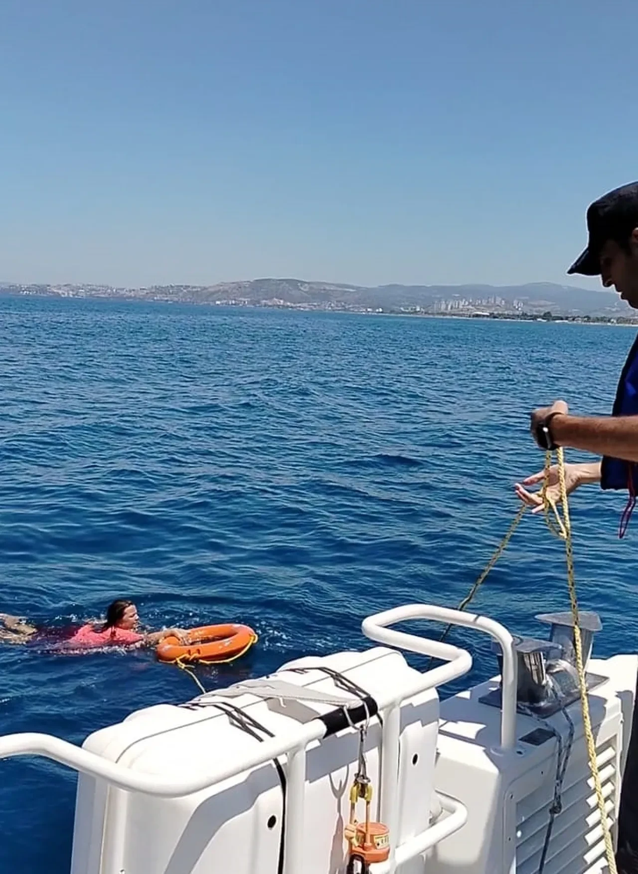 Kuşadası'nda korku dolu anlar: Yüzerken yönünü kaybetti 2 deniz mili açıldı