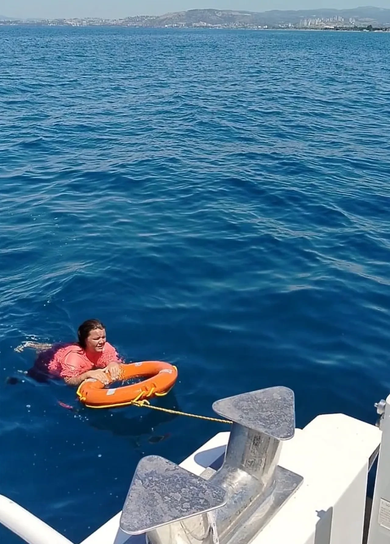 Kuşadası'nda korku dolu anlar: Yüzerken yönünü kaybetti 2 deniz mili açıldı