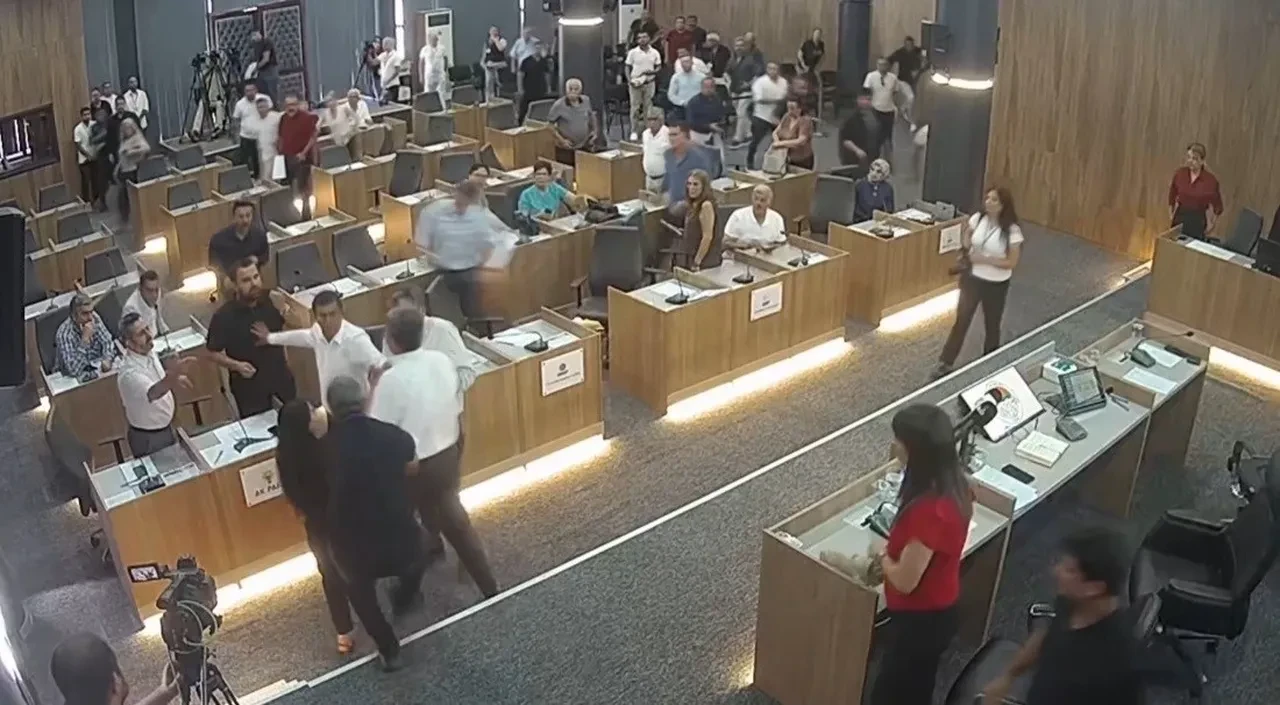 Meclis Toplantısı'nda ortalık karıştı! CHP'li belediye başkanının AK Partili meclis üyesinin üzerine yürüdüğü anlar kamerada
