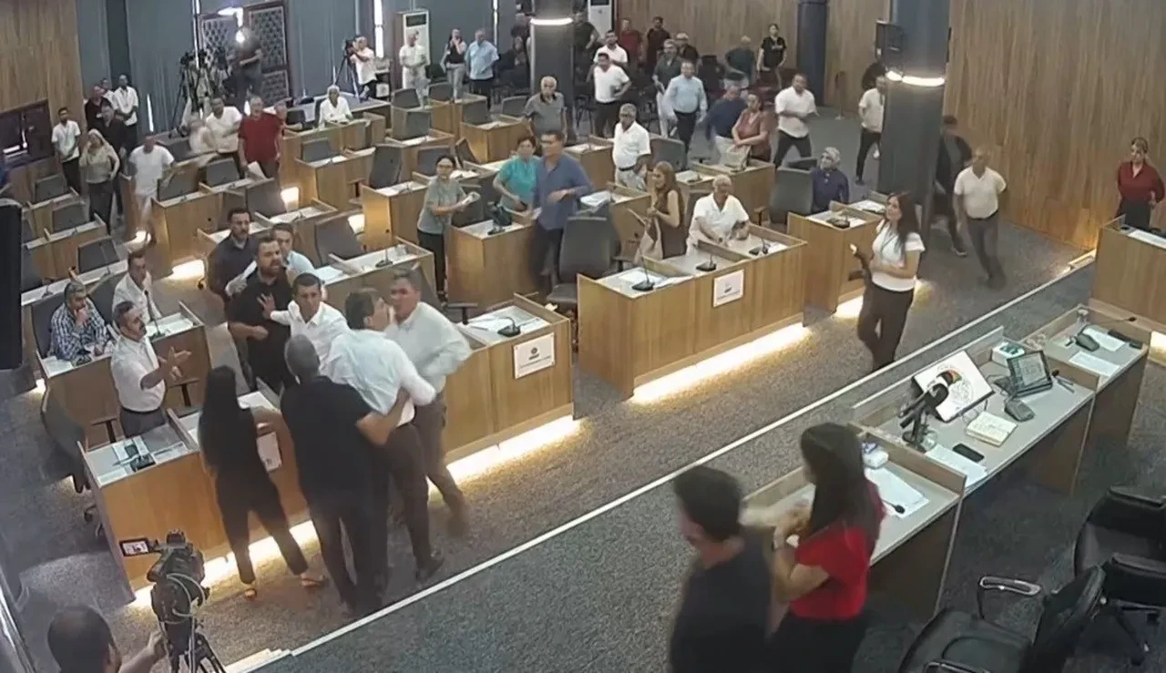 Meclis Toplantısı'nda ortalık karıştı! CHP'li belediye başkanının AK Partili meclis üyesinin üzerine yürüdüğü anlar kamerada
