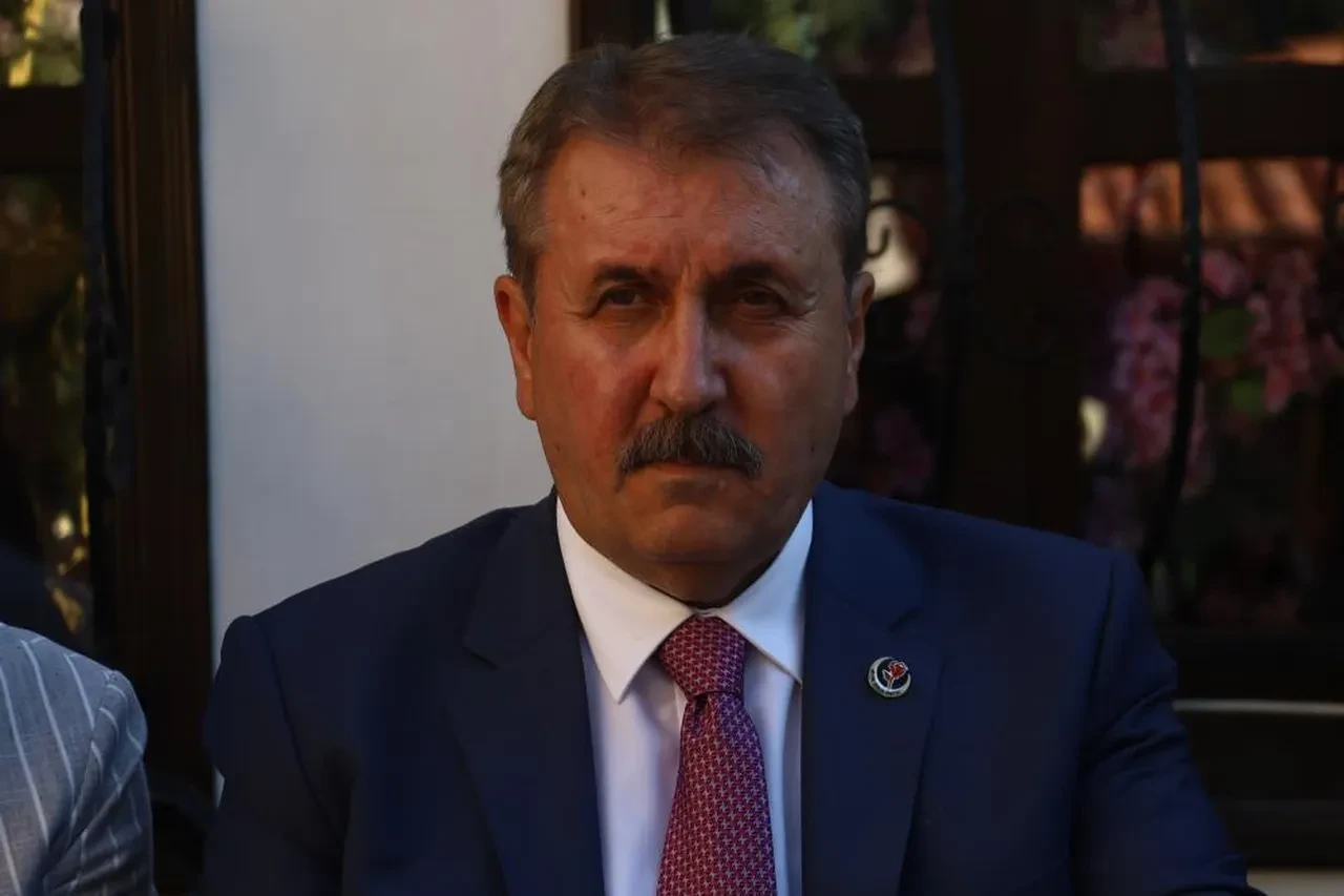 Mustafa Destici Muhsin Yazıcıoğlu'nun hayatına mal olan olaya neden 'kaza' denemeyeceğini 3 şüpheyle açıkladı