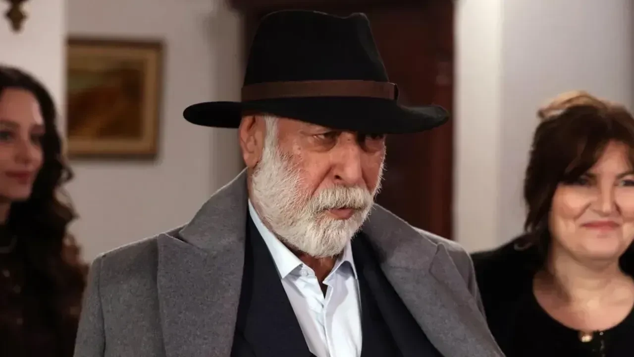 Yeraltı dizisinin oyuncusu Muhammed Cangören, genç bir kızla görüntülendi! Muhabirlere tepki verdi