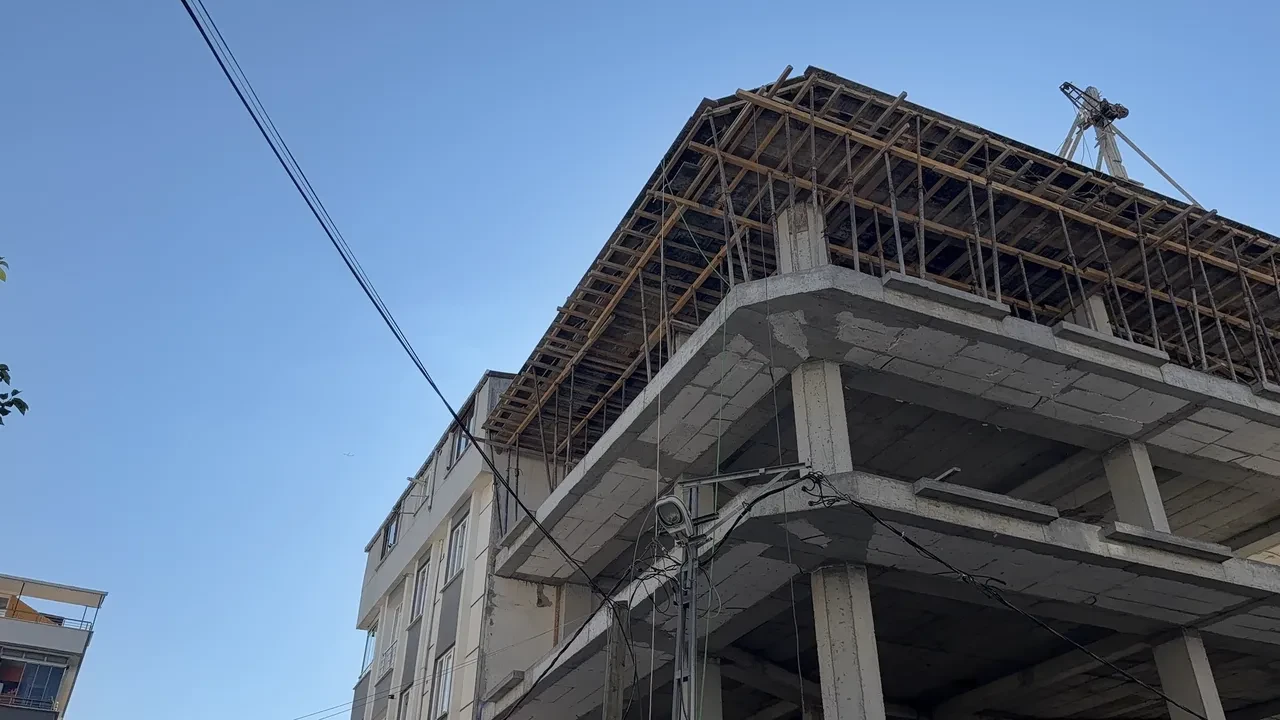 Arnavutköy'de büyük faciadan dönüldü! 6 katlı binanın duvarı patladı, kilolarca beton apartman içine doldu