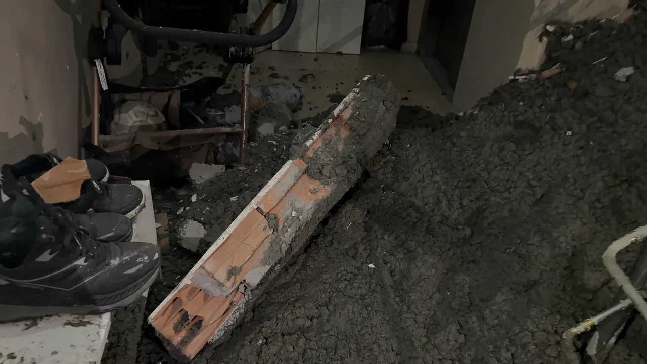 Arnavutköy'de büyük faciadan dönüldü! 6 katlı binanın duvarı patladı, kilolarca beton apartman içine doldu