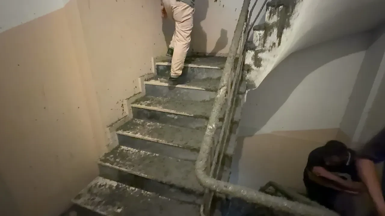 Arnavutköy'de büyük faciadan dönüldü! 6 katlı binanın duvarı patladı, kilolarca beton apartman içine doldu