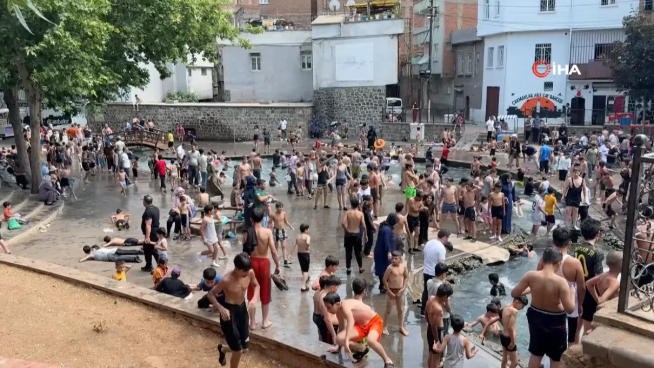 Diyarbakır’da sıcaklık 40 dereceyi aştı, çocuklar soluğu süs havuzunda aldı