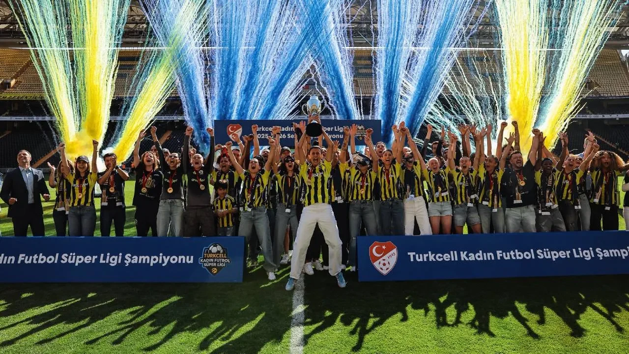 Fenerbahçe yeni sağ bekini duyurdu! Bundesliga'dan sarı-lacivertlilere geldi