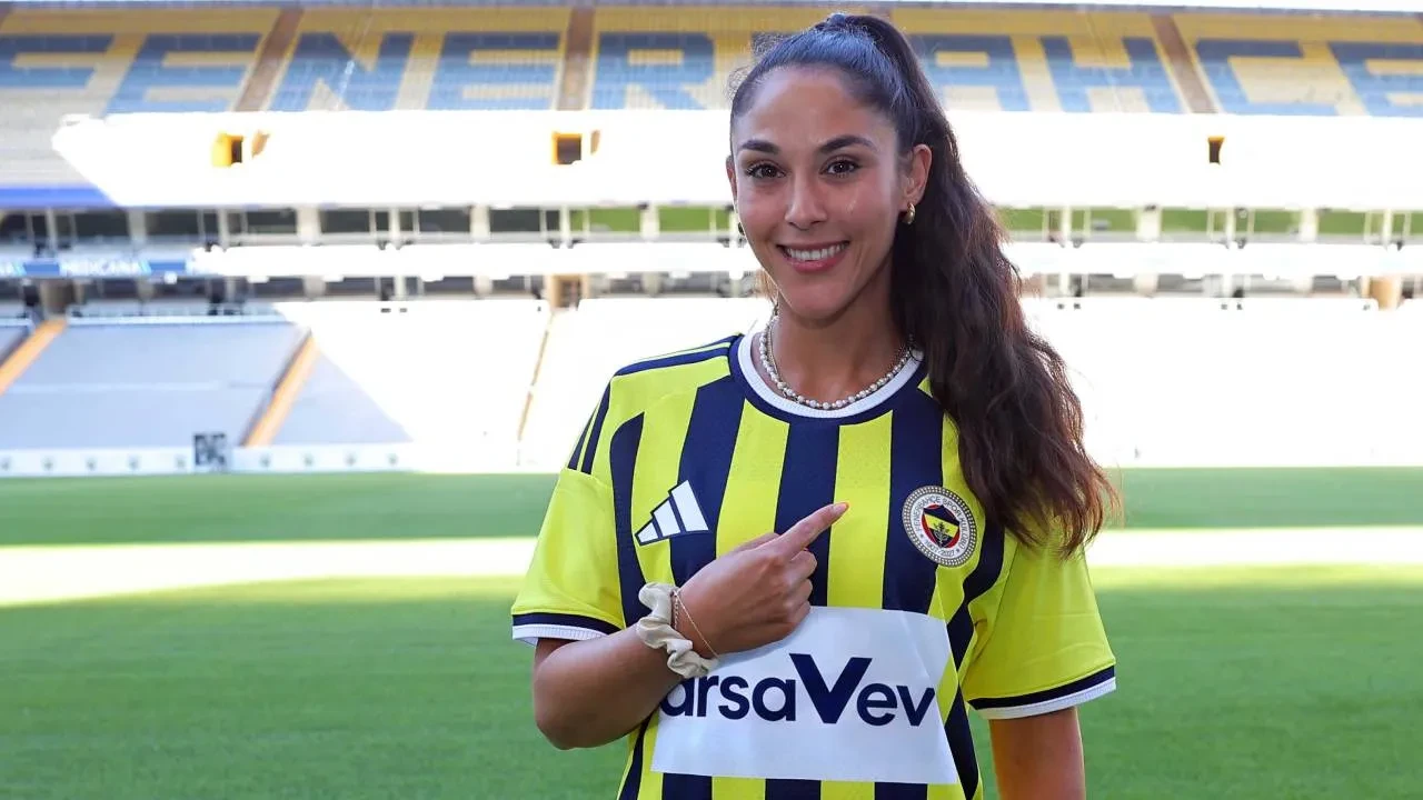 Fenerbahçe yeni sağ bekini duyurdu! Bundesliga'dan sarı-lacivertlilere geldi