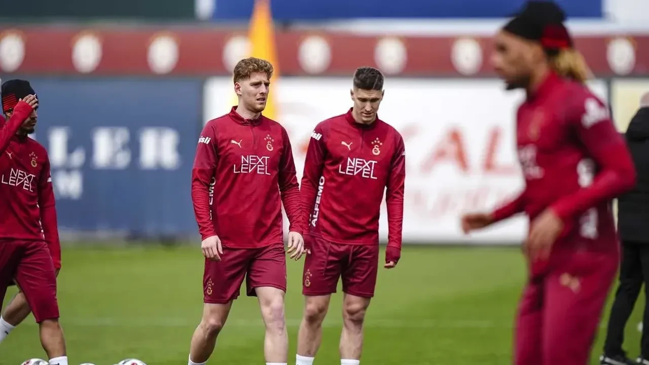 Galatasaray'da 4 futbolcuya kadro dışı kararı! TFF'ye bildirilmedi: Ayrılıklar kapıda