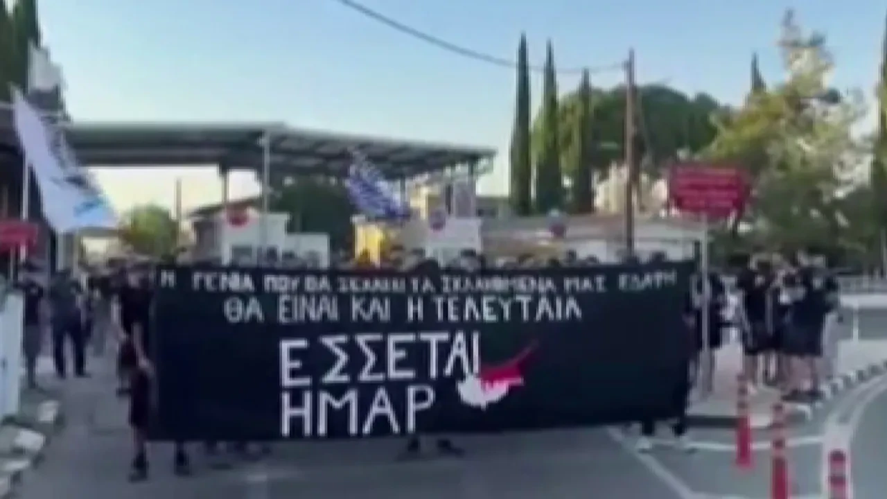 Güney Kıbrıs Rum Yönetimi'nde provokatif gösteri! Hristodulidis Türk bayrağını indirmeye çalışanları anacak