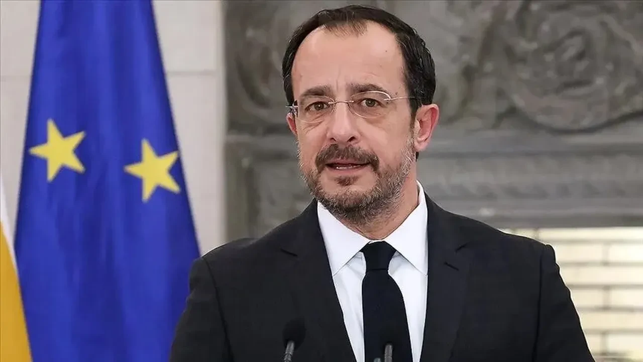 Güney Kıbrıs Rum Yönetimi'nde provokatif gösteri! Türkler aracının kapısını kilitleyerek bekledi