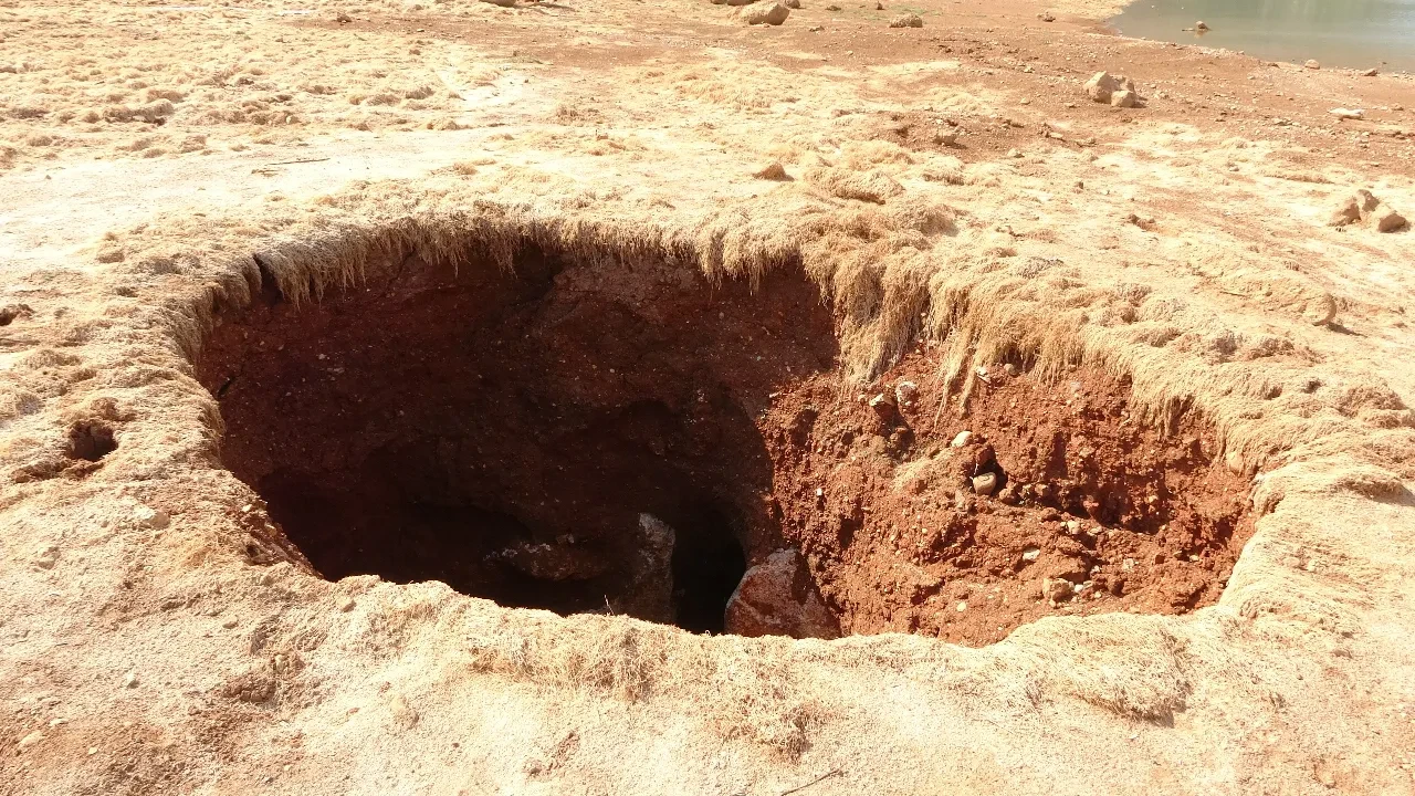 Isparta'da korkutan görüntü! Gizlice büyüyen tehlike: Gölette suyun çekilmesi sonrası oluştu