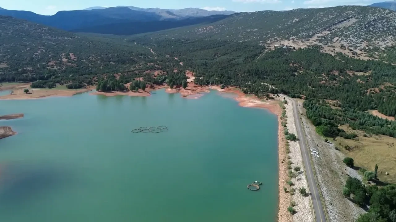 Isparta'da korkutan görüntü! Gizlice büyüyen tehlike: Gölette suyun çekilmesi sonrası oluştu