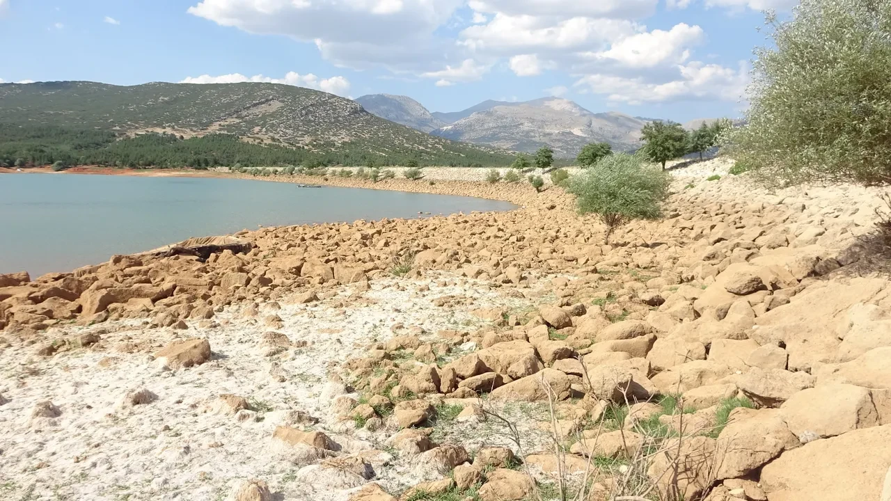 Isparta'da korkutan görüntü! Gizlice büyüyen tehlike: Gölette suyun çekilmesi sonrası oluştu