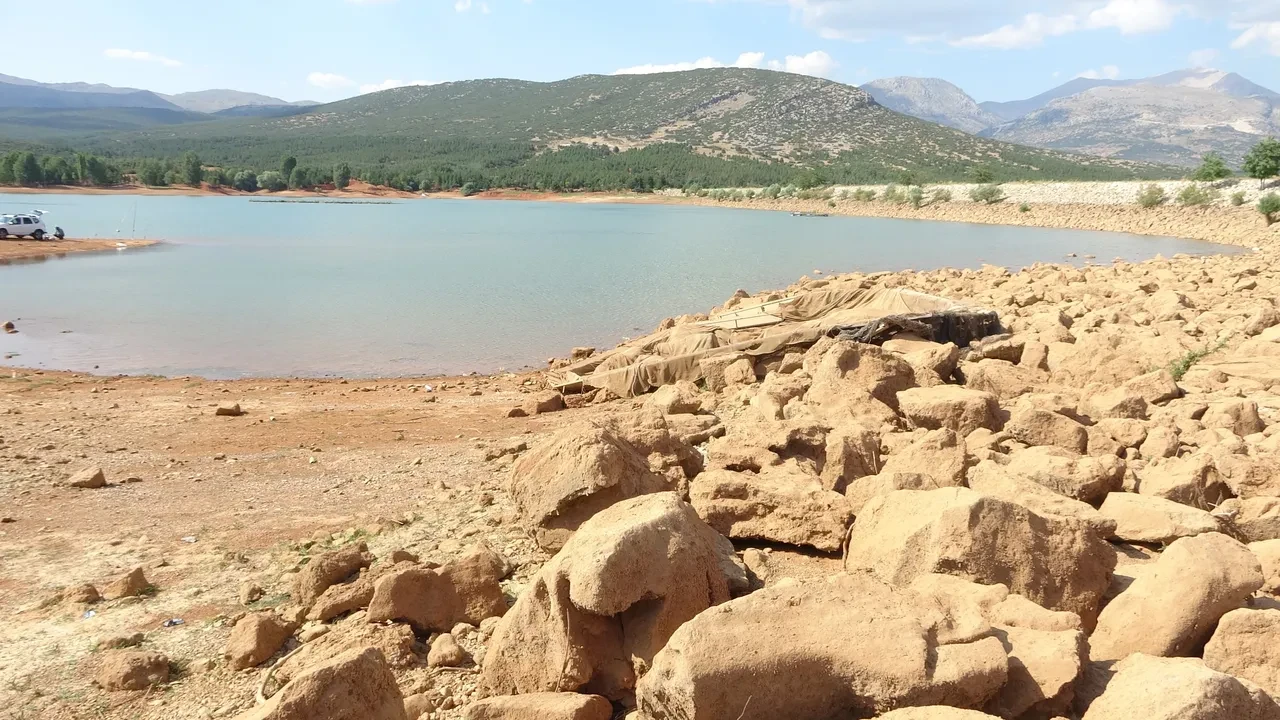 Isparta'da korkutan görüntü! Gizlice büyüyen tehlike: Gölette suyun çekilmesi sonrası oluştu