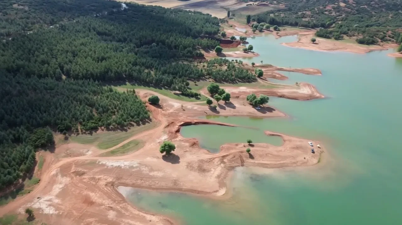 Isparta'da korkutan görüntü! Gizlice büyüyen tehlike: Gölette suyun çekilmesi sonrası oluştu