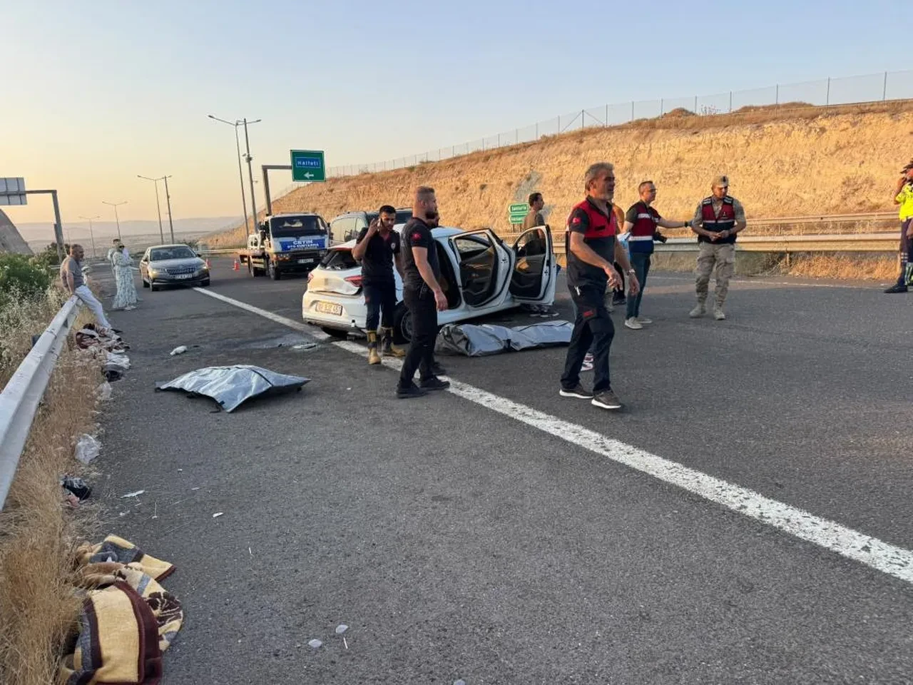 Şanlıurfa'da geziye çıkanların otomobiline ticari araç çarptı: 2 ölü, 8 yaralı