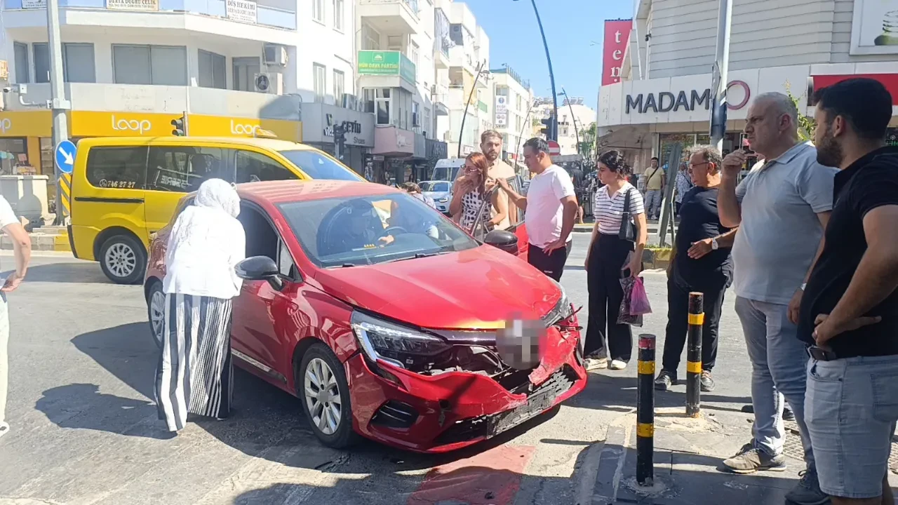 Antalya’da kırmızı ışık ihlali kazaya neden oldu! Kaza anı güvenlik kamerasına yansıdı