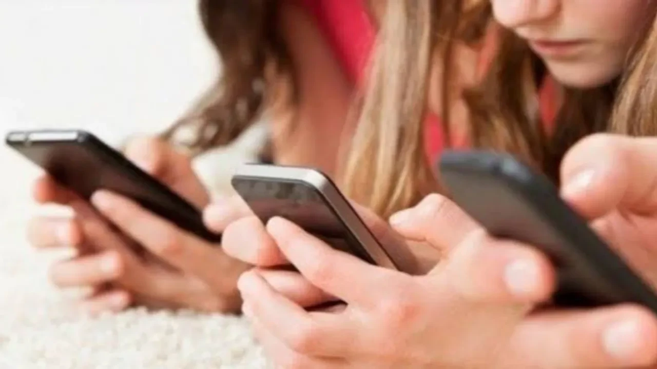 Çekya'da okullarda yeni düzenleme: Öğrencilere telefon yasağı geliyor