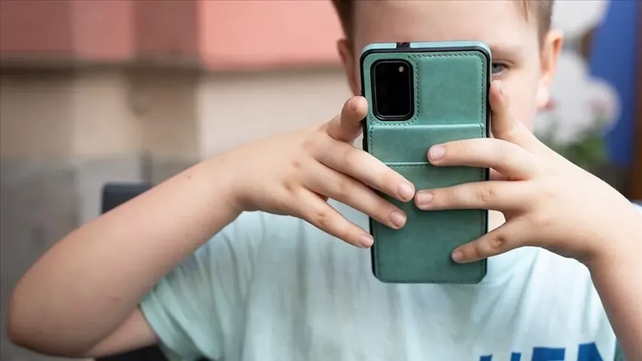 Çekya'da okullarda yeni düzenleme: Öğrencilere telefon yasağı geliyor