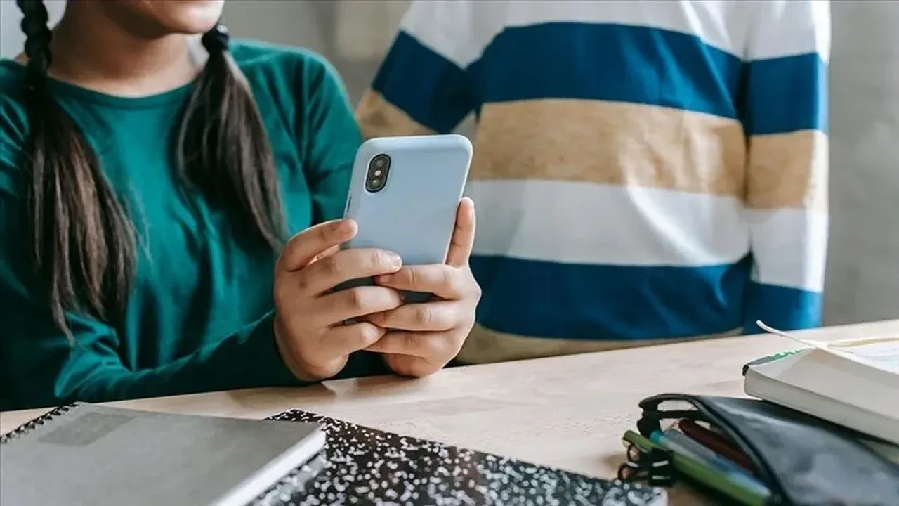 Çekya'da okullarda yeni düzenleme: Öğrencilere telefon yasağı geliyor