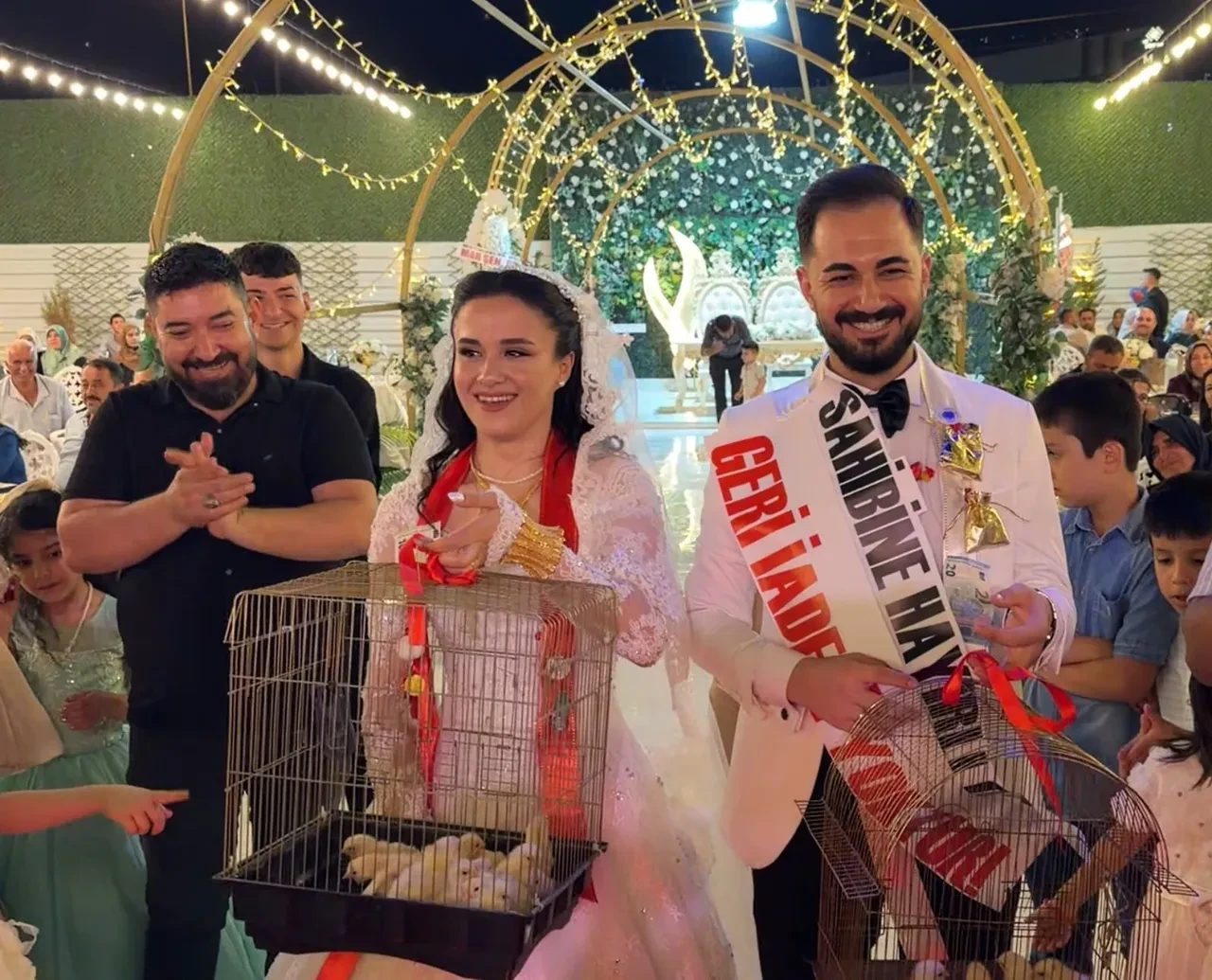 Düğünde ustadan çırağına ilginç hediye! Altın yerine civciv verdi