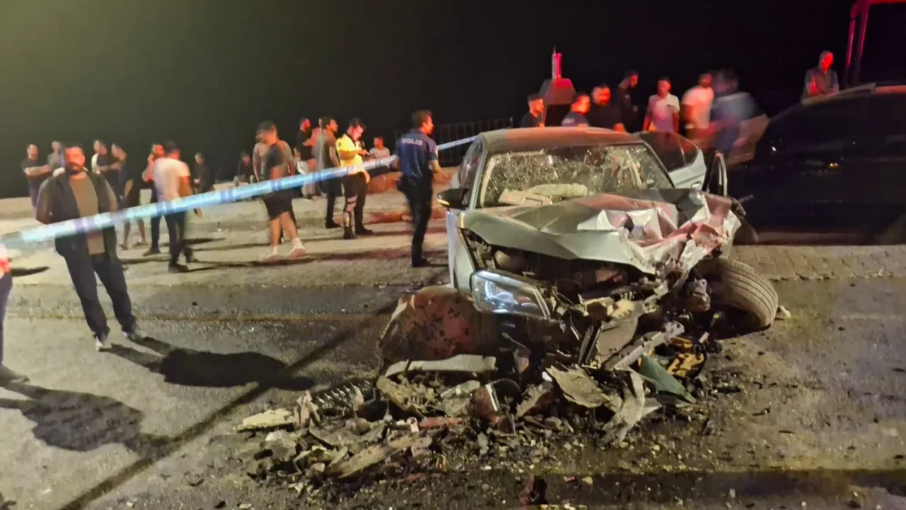 Hakkari'de feci kaza! Otomobiller hurdaya döndü: 1'i ağır 7 yaralı