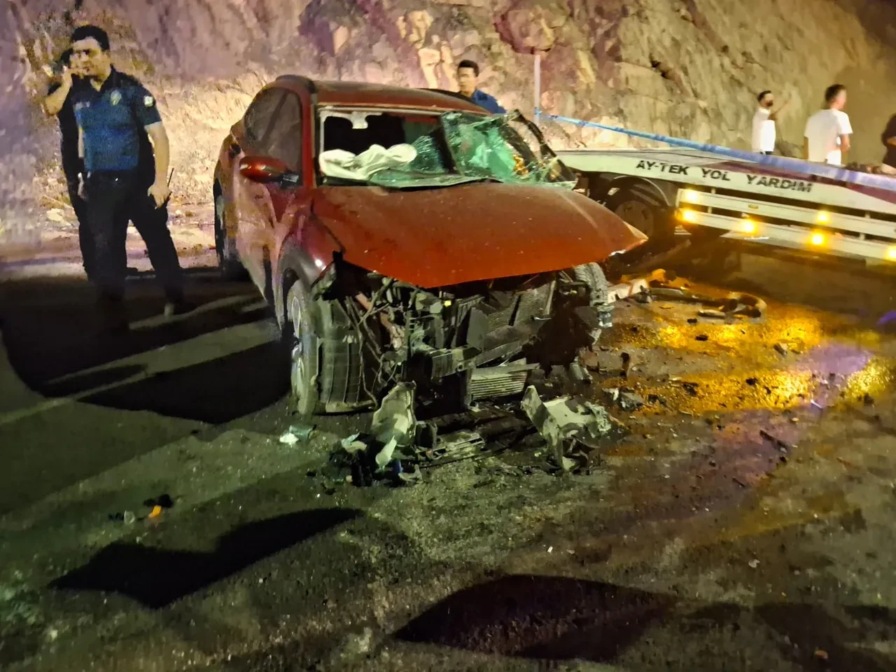Hakkari'de feci kaza! Otomobiller hurdaya döndü: 1'i ağır 7 yaralı