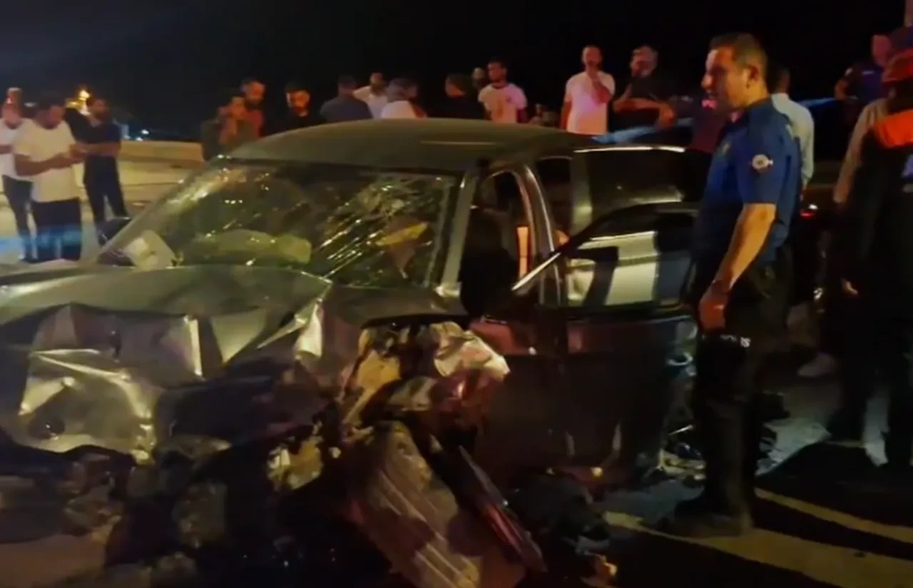 Hakkari'de feci kaza! Otomobiller hurdaya döndü: 1'i ağır 7 yaralı