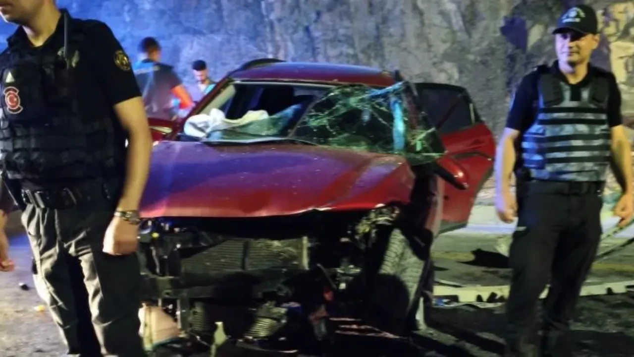 Hakkari'de otomobiller kafa kafaya çarpıştı! 7 yaralı 